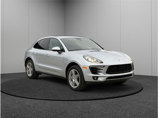 Photo of 2017 Rhodium Silver Metallic Porsche Macan