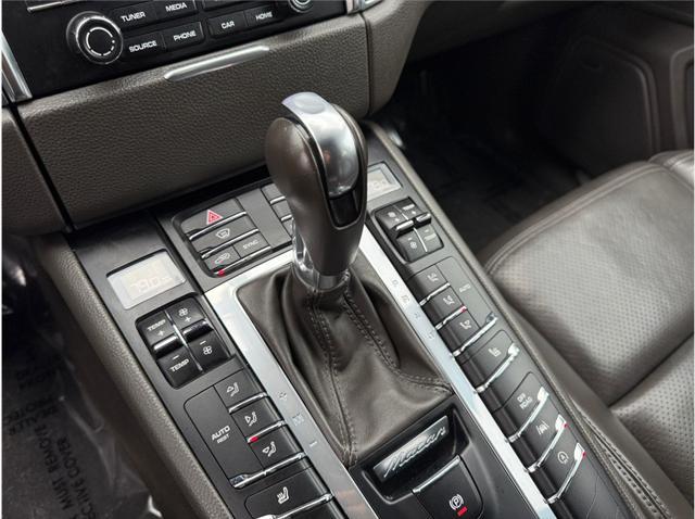 Photo of 2017 Rhodium Silver Metallic Porsche Macan