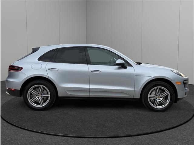 Photo of 2017 Rhodium Silver Metallic Porsche Macan