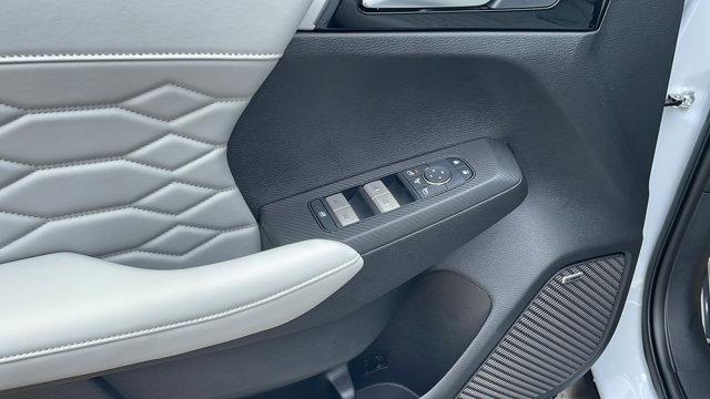 Photo of 2025 White Diamond Mitsubishi Outlander