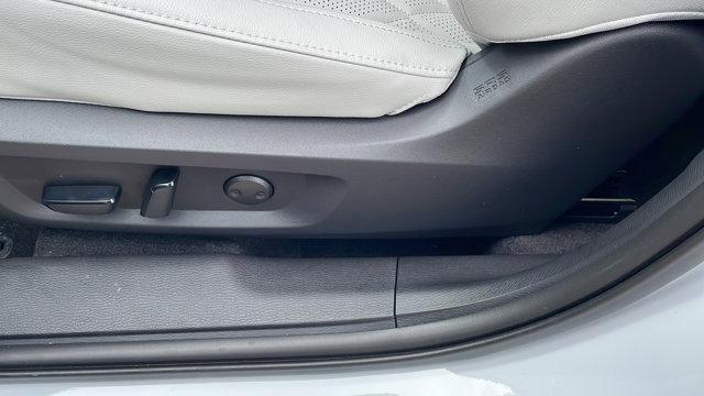 Photo of 2025 White Diamond Mitsubishi Outlander