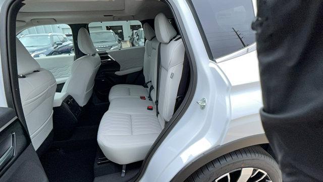 Photo of 2025 White Diamond Mitsubishi Outlander