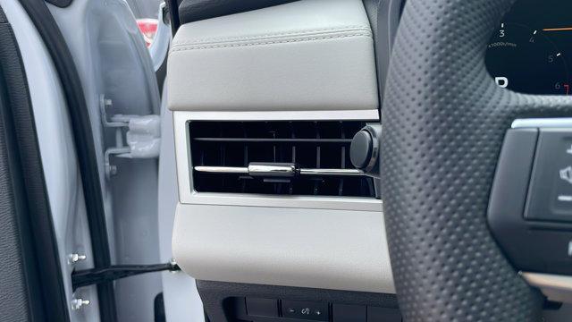 Photo of 2025 White Diamond Mitsubishi Outlander