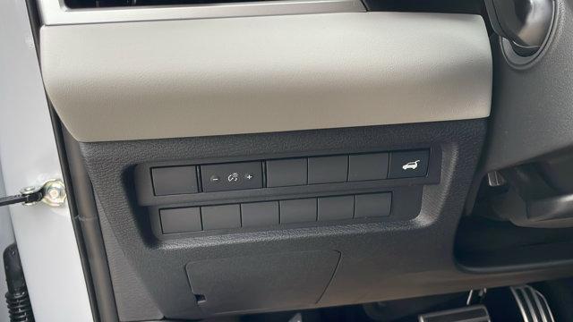 Photo of 2025 White Diamond Mitsubishi Outlander