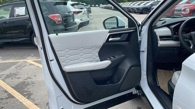 Photo of 2025 White Diamond Mitsubishi Outlander