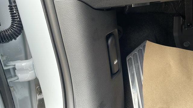 Photo of 2025 White Diamond Mitsubishi Outlander
