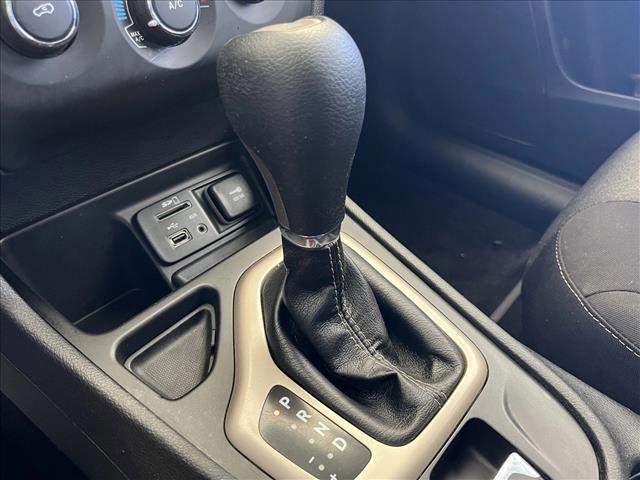 Photo of 2016 Bright White Clearcoat Jeep Cherokee