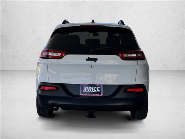 Photo of 2016 Bright White Clearcoat Jeep Cherokee
