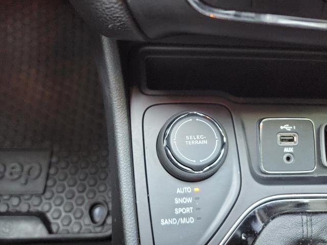 Photo of 2021 Bright White Clearcoat Jeep Cherokee