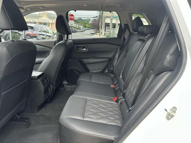 Photo of 2022 White / Black Nissan Rogue