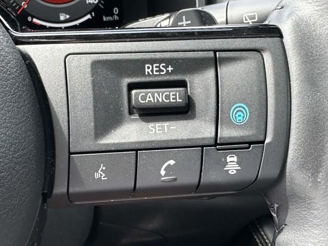 Photo of 2022 White / Black Nissan Rogue