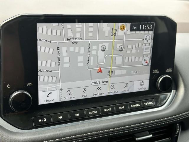 Photo of 2022 White / Black Nissan Rogue