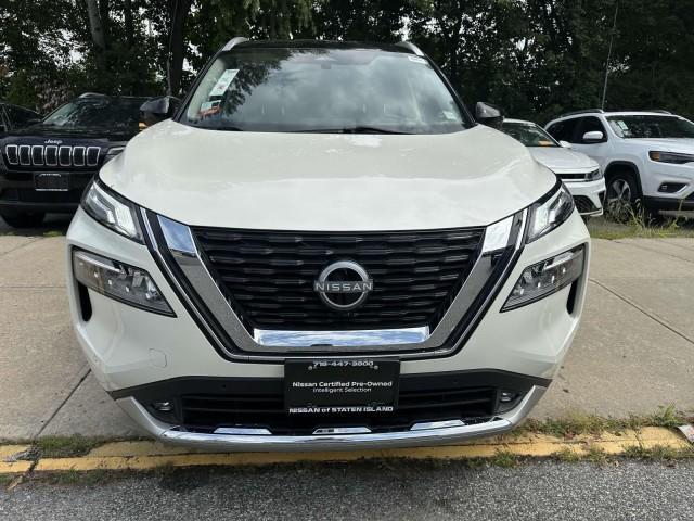 Photo of 2022 White / Black Nissan Rogue