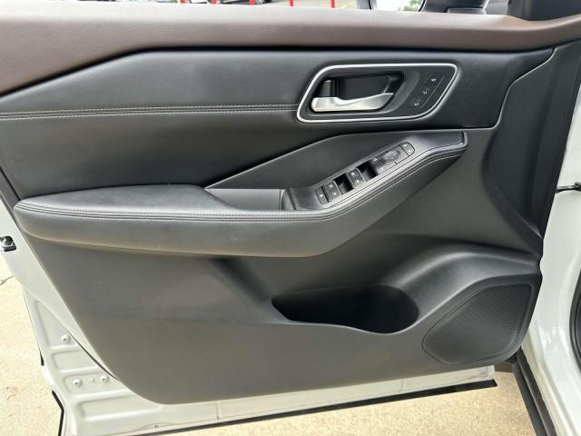 Photo of 2022 White / Black Nissan Rogue