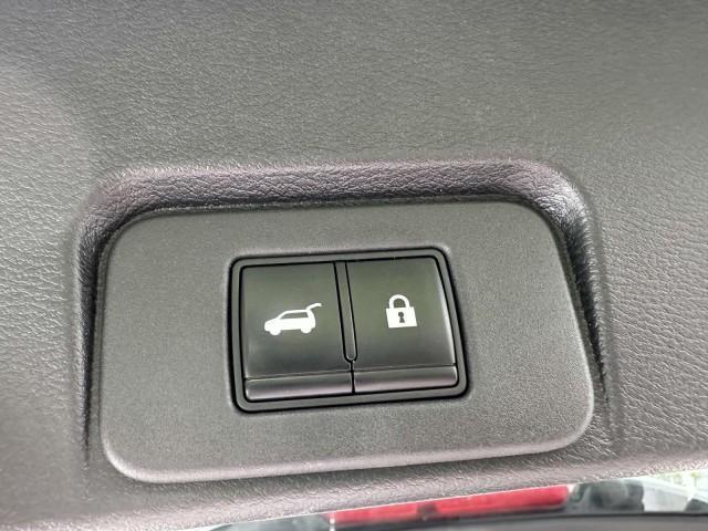 Photo of 2022 White / Black Nissan Rogue