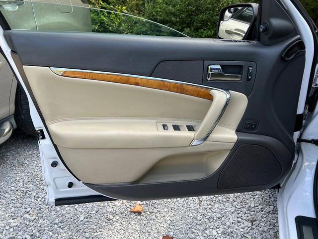 Photo of 2012 White Lincoln MKZ