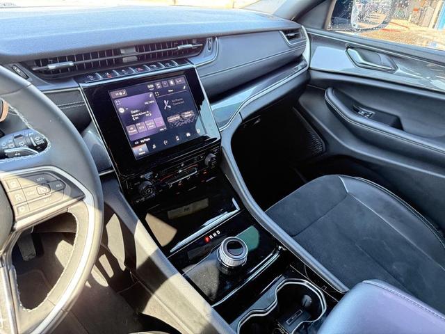 Photo of 2023 Bright White Clearcoat Jeep Grand Cherokee L