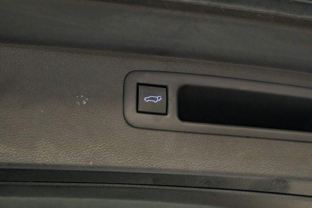 Photo of 2021 White Toyota Highlander Hybrid