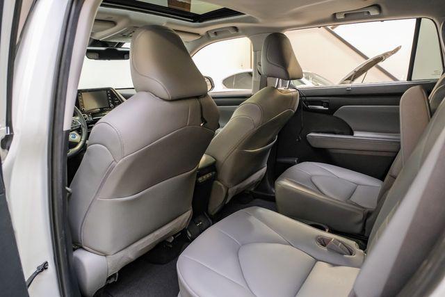 Photo of 2021 White Toyota Highlander Hybrid
