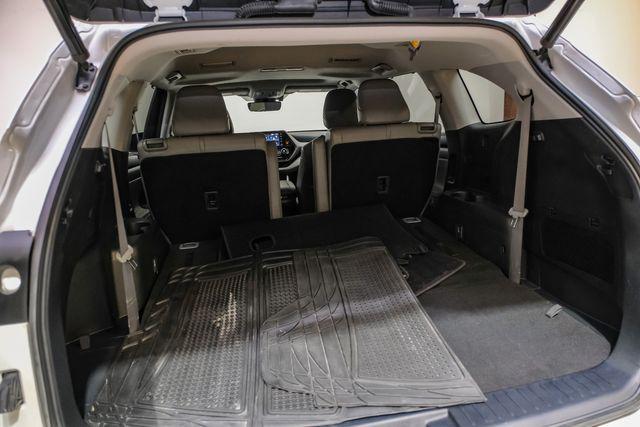 Photo of 2021 White Toyota Highlander Hybrid