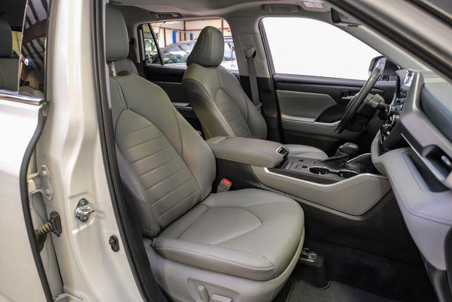Photo of 2021 White Toyota Highlander Hybrid