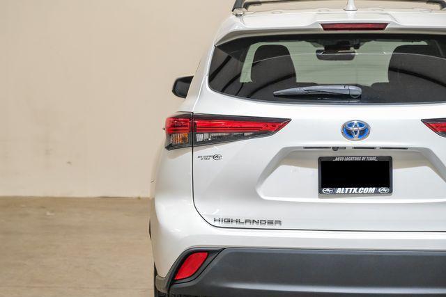 Photo of 2021 White Toyota Highlander Hybrid