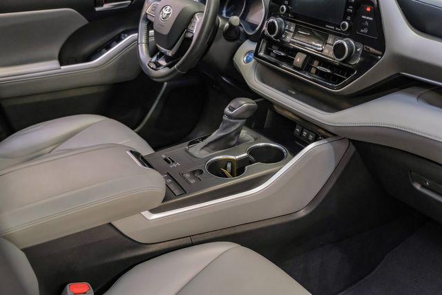 Photo of 2021 White Toyota Highlander Hybrid