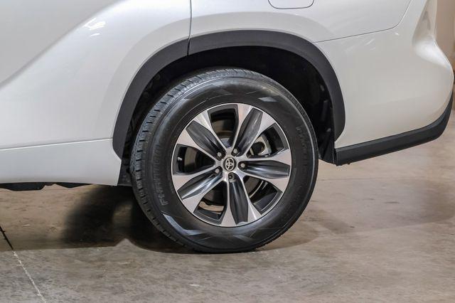 Photo of 2021 White Toyota Highlander Hybrid