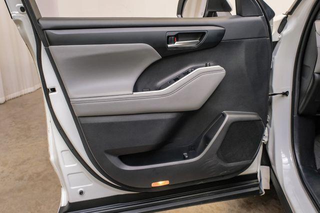 Photo of 2021 White Toyota Highlander Hybrid