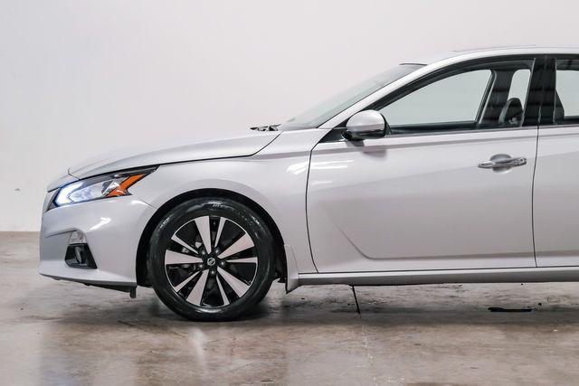 Photo of 2021 Silver Nissan Altima