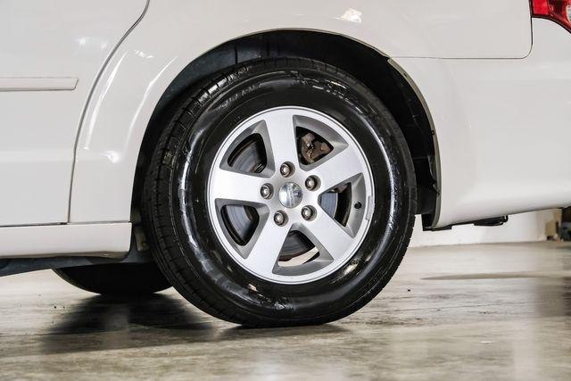 Photo of 2012 White Dodge Grand Caravan