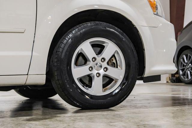 Photo of 2012 White Dodge Grand Caravan