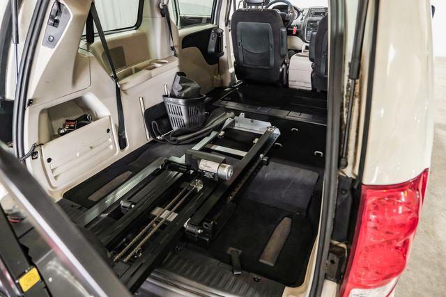 Photo of 2012 White Dodge Grand Caravan