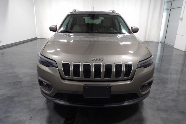 Photo of 2019 Tan Jeep Cherokee