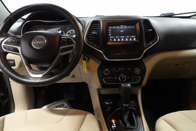 Photo of 2019 Tan Jeep Cherokee