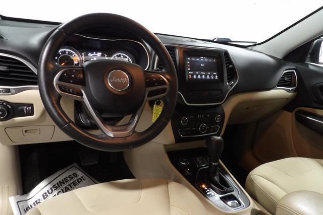 Photo of 2019 Tan Jeep Cherokee