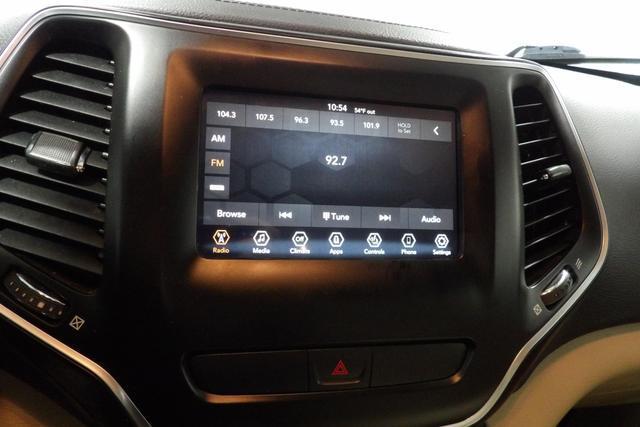 Photo of 2019 Tan Jeep Cherokee