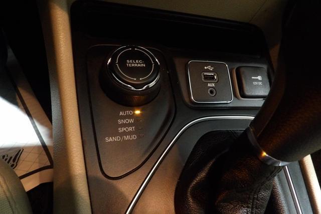 Photo of 2019 Tan Jeep Cherokee