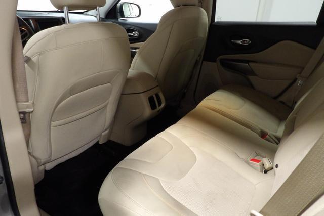 Photo of 2019 Tan Jeep Cherokee