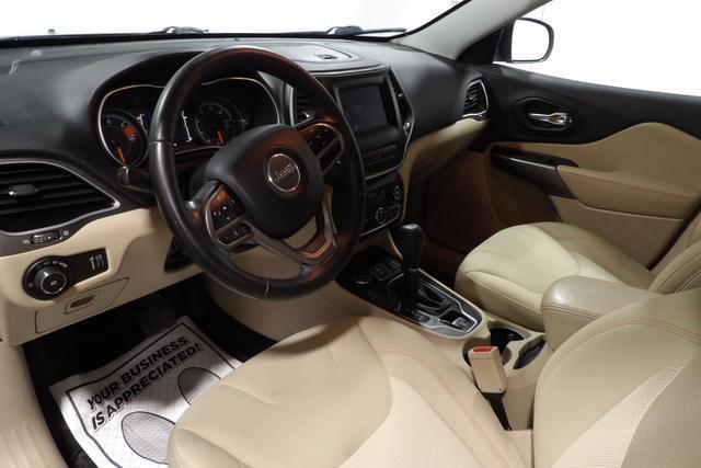 Photo of 2019 Tan Jeep Cherokee