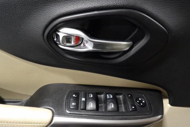 Photo of 2019 Tan Jeep Cherokee