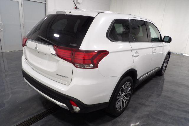 Photo of 2016 White Mitsubishi Outlander