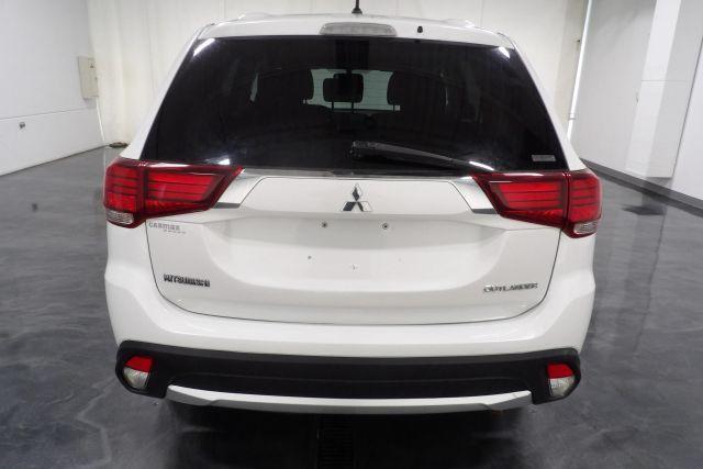 Photo of 2016 White Mitsubishi Outlander