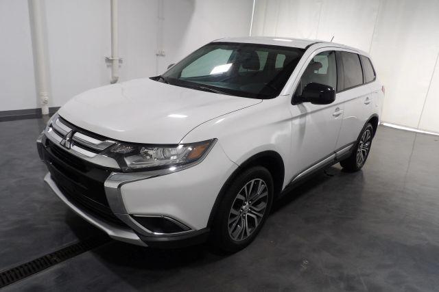 Photo of 2016 White Mitsubishi Outlander