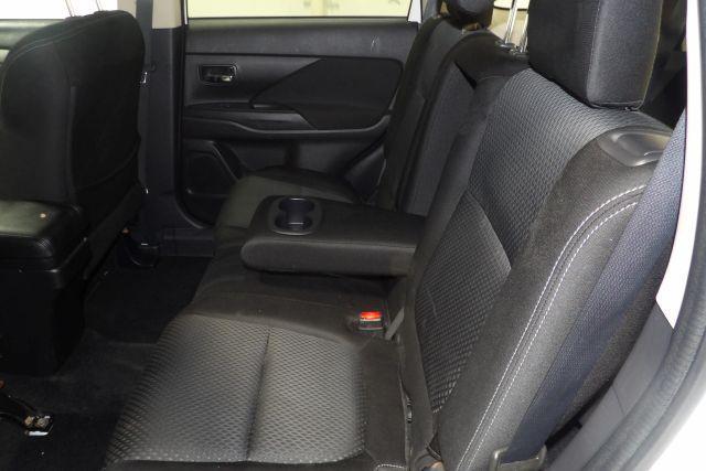 Photo of 2016 White Mitsubishi Outlander