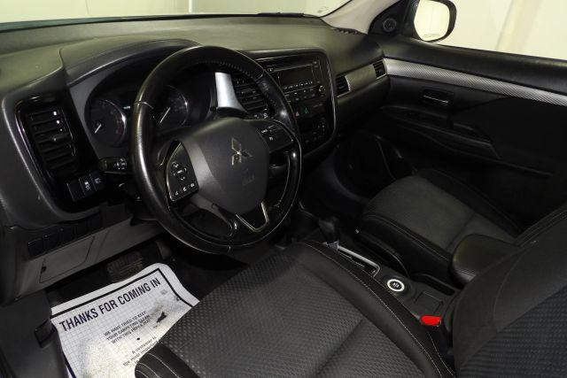 Photo of 2016 White Mitsubishi Outlander