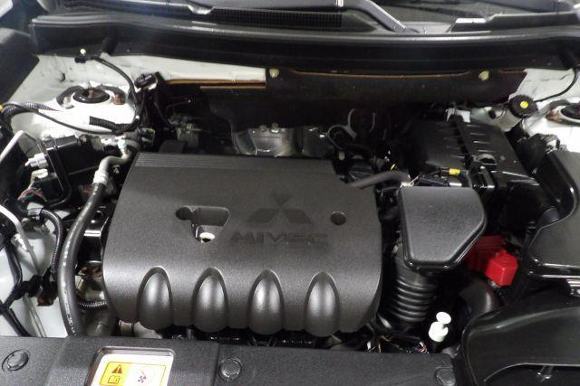 Photo of 2016 White Mitsubishi Outlander