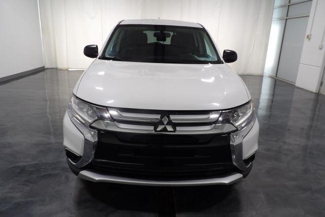 Photo of 2016 White Mitsubishi Outlander