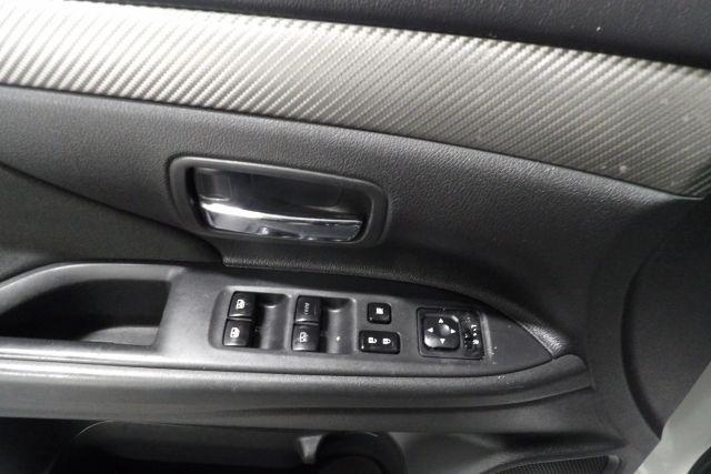 Photo of 2016 White Mitsubishi Outlander