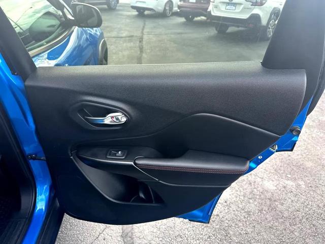 Photo of 2019 BLUE Jeep Cherokee